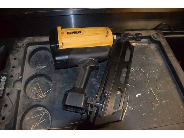 Accu nagelpistool dewalt dgn9033-xj met accu en lader in koffer (11) - afbeelding 4 van  5