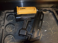 Accu nagelpistool dewalt dgn9033-xj met accu en lader in koffer (11) - afbeelding 4 van  5