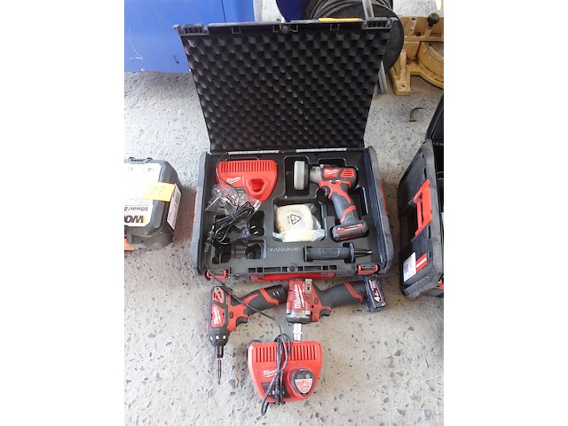 Accu poliermachine milwaukee + accu vijsmachine milwaukee en accu slagmoersleutel milwaukee - afbeelding 1 van  6
