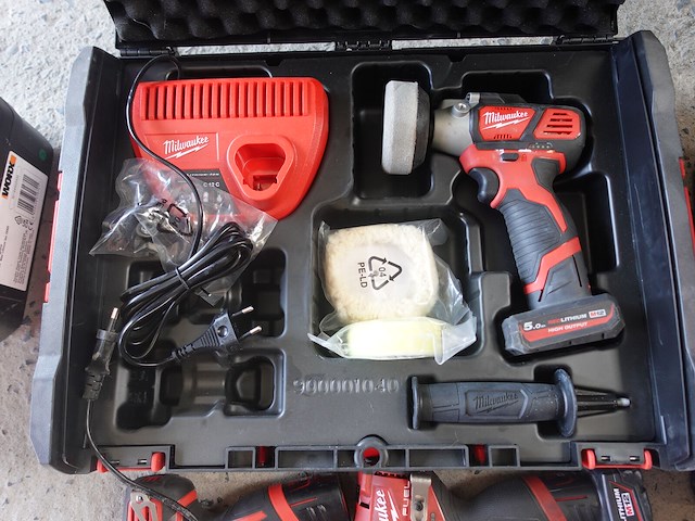 Accu poliermachine milwaukee + accu vijsmachine milwaukee en accu slagmoersleutel milwaukee - afbeelding 2 van  6
