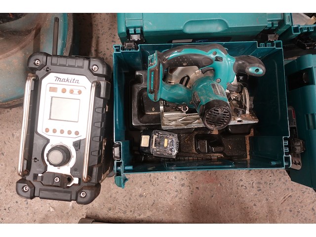 Accu radio + afkortzaagmachine makita - afbeelding 1 van  4