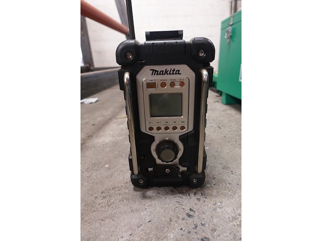 Accu radio + afkortzaagmachine makita - afbeelding 3 van  4