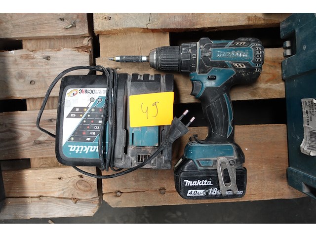 Accu schroefboormachine makita + lader - afbeelding 1 van  4