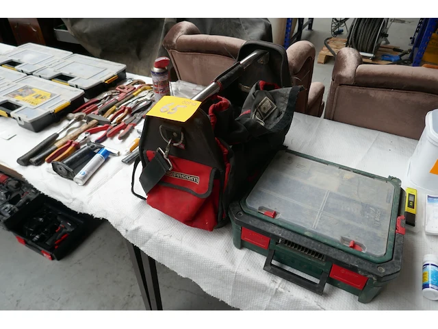 Accu schroefmachine met koffer bosch + divers werkgereedschap - afbeelding 1 van  8
