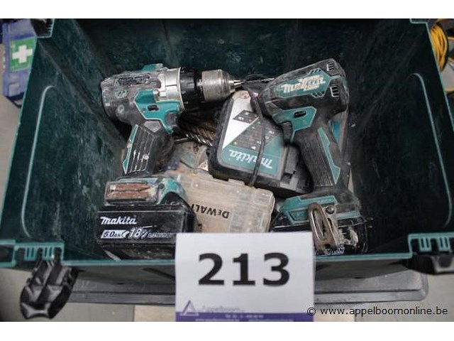 Accuboormachine - makita - 18v 5.0ah slagschroevendraaier - makita - dtd154 oplader - makita toebehoren - dewalt doos met boren - afbeelding 1 van  3