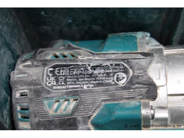 Accuboormachine - makita - 18v 5.0ah slagschroevendraaier - makita - dtd154 oplader - makita toebehoren - dewalt doos met boren - afbeelding 2 van  3
