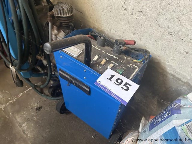 Acculader met startfunctie, geschikt voor 12v en 24v accu's, met 230v netaansluiting. voorzien van wielen en handvat voor transport, inclusief laadkabels met klemmen. - afbeelding 1 van  2