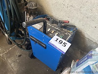 Acculader met startfunctie, geschikt voor 12v en 24v accu's, met 230v netaansluiting. voorzien van wielen en handvat voor transport, inclusief laadkabels met klemmen. - afbeelding 1 van  2