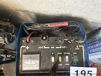 Acculader met startfunctie, geschikt voor 12v en 24v accu's, met 230v netaansluiting. voorzien van wielen en handvat voor transport, inclusief laadkabels met klemmen. - afbeelding 2 van  2