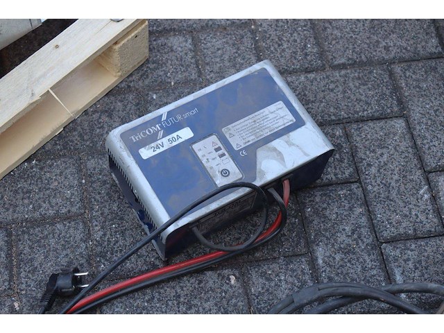 Acculader tricom futur smart 24v - afbeelding 1 van  1