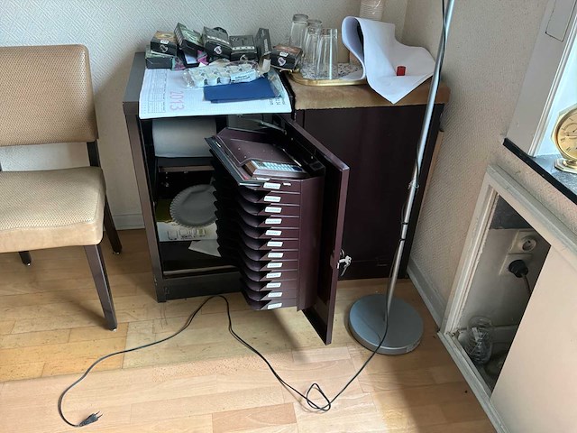 Acior set met een bureau bestaande uit 5 kasten, 5 stoelen, 1 vloerlamp en 1 bureau - afbeelding 2 van  21