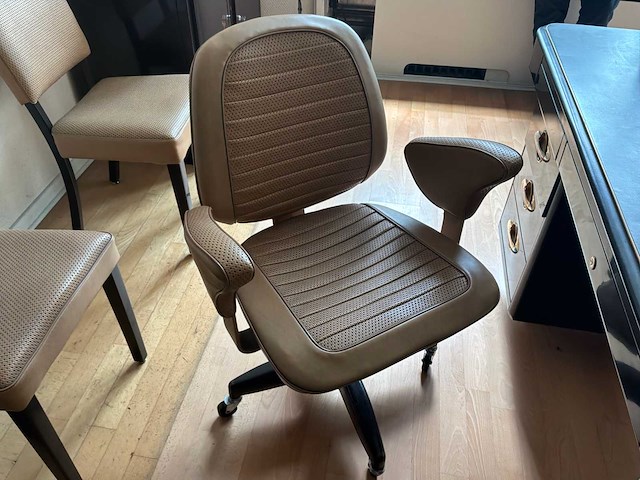 Acior set met een bureau bestaande uit 5 kasten, 5 stoelen, 1 vloerlamp en 1 bureau - afbeelding 9 van  21