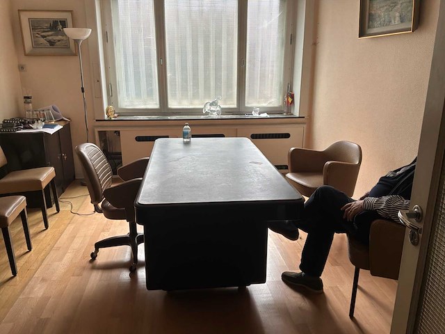 Acior set met een bureau bestaande uit 5 kasten, 5 stoelen, 1 vloerlamp en 1 bureau - afbeelding 1 van  21