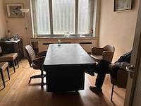 Acior set met een bureau bestaande uit 5 kasten, 5 stoelen, 1 vloerlamp en 1 bureau - afbeelding 1 van  21