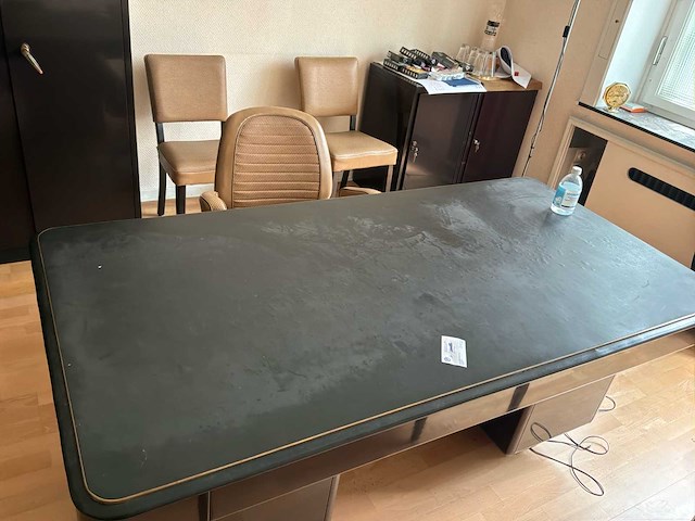 Acior set met een bureau bestaande uit 5 kasten, 5 stoelen, 1 vloerlamp en 1 bureau - afbeelding 14 van  21