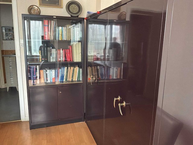 Acior set met een bureau bestaande uit 5 kasten, 5 stoelen, 1 vloerlamp en 1 bureau - afbeelding 17 van  21
