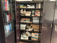 Acior set met een bureau bestaande uit 5 kasten, 5 stoelen, 1 vloerlamp en 1 bureau - afbeelding 19 van  21