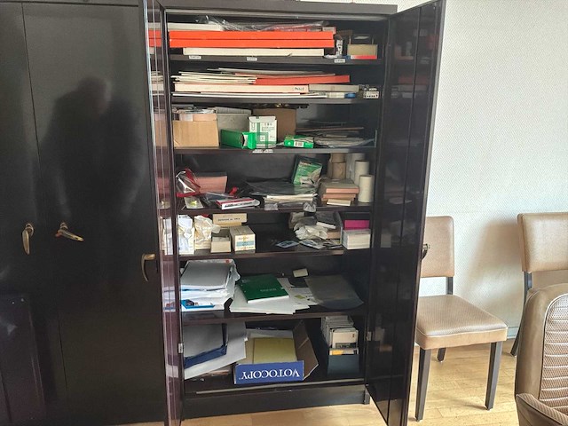 Acior set met een bureau bestaande uit 5 kasten, 5 stoelen, 1 vloerlamp en 1 bureau - afbeelding 20 van  21