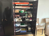 Acior set met een bureau bestaande uit 5 kasten, 5 stoelen, 1 vloerlamp en 1 bureau - afbeelding 20 van  21