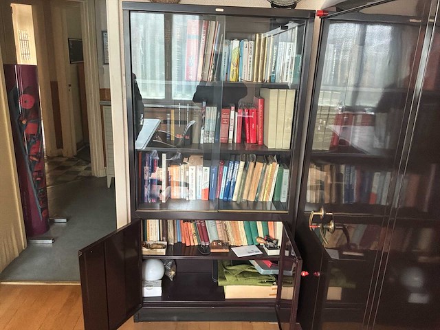 Acior set met een bureau bestaande uit 5 kasten, 5 stoelen, 1 vloerlamp en 1 bureau - afbeelding 21 van  21