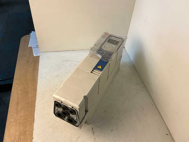 Acq580-01-026a-4+b056 frequentieregelaar - afbeelding 1 van  5