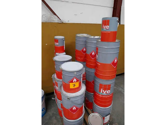 Acryllak met een fluweelachtige afwerking - afbeelding 1 van  5