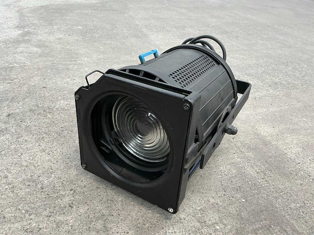 Adb - f101 - 1kw fresnel (5x) - afbeelding 1 van  4