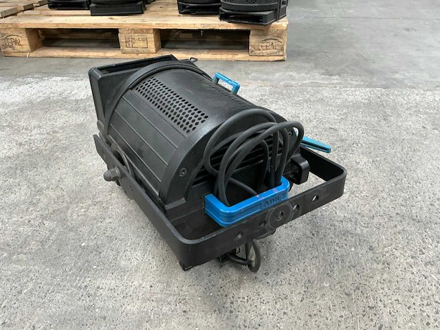 Adb - f101 - 1kw fresnel (5x) - afbeelding 2 van  4