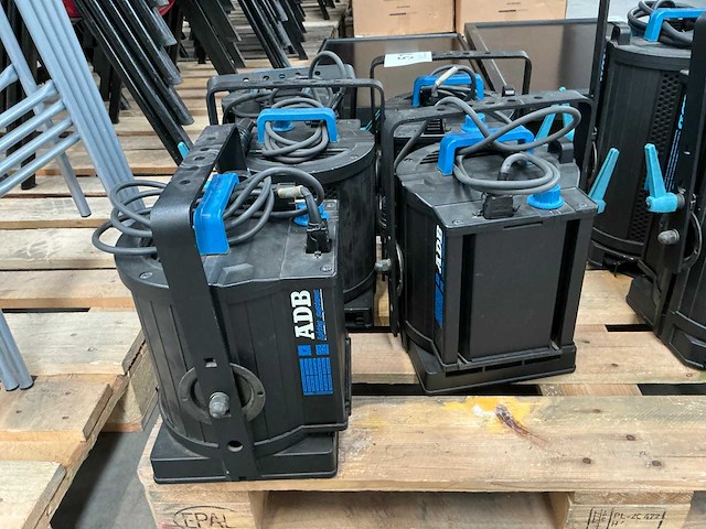Adb - f101 - 1kw fresnel (5x) - afbeelding 4 van  4