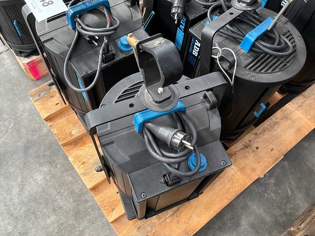 Adb - f201 - 2kw fresnel (6x) - afbeelding 4 van  5
