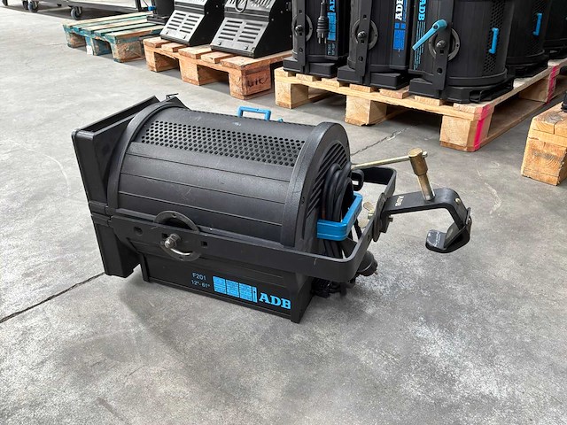 Adb - f201 - 2kw fresnel (6x) - afbeelding 2 van  5