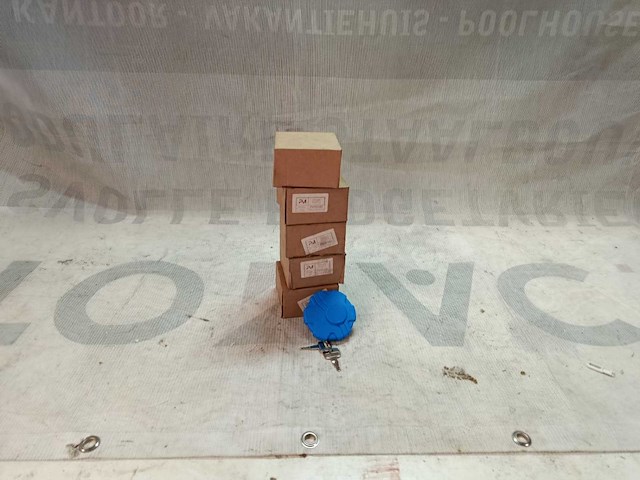 Adblue dop met sleutel voor volvo/scania (5x) - afbeelding 3 van  3