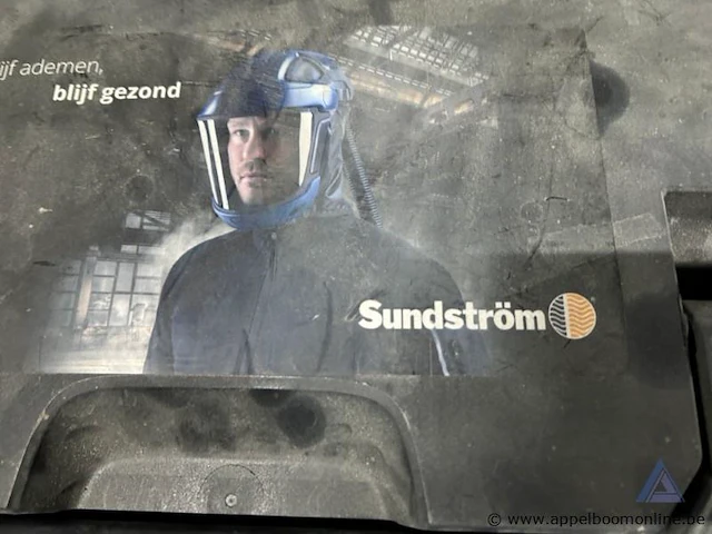 Ademhalingshelm sundström sr 570, in een koffer met diverse toebehoren. - afbeelding 4 van  4