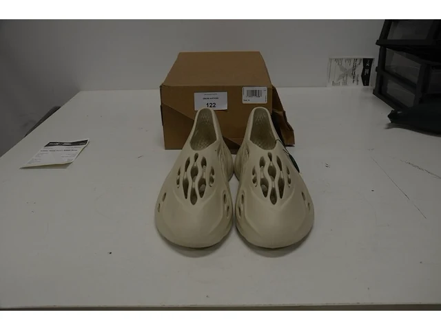 Adidas yeezy foam rnnr sand maat 48,5 nieuw in doos (2) - afbeelding 1 van  9