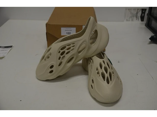 Adidas yeezy foam rnnr sand maat 48,5 nieuw in doos (2) - afbeelding 6 van  9