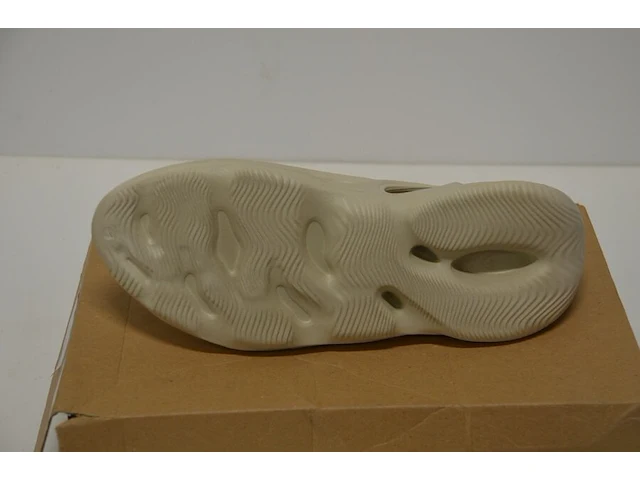 Adidas yeezy foam rnnr sand maat 48,5 nieuw in doos (2) - afbeelding 7 van  9