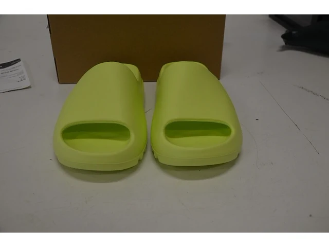 Adidas yeezy slide glow green maat 42,5 nieuw in doos (2) - afbeelding 1 van  10