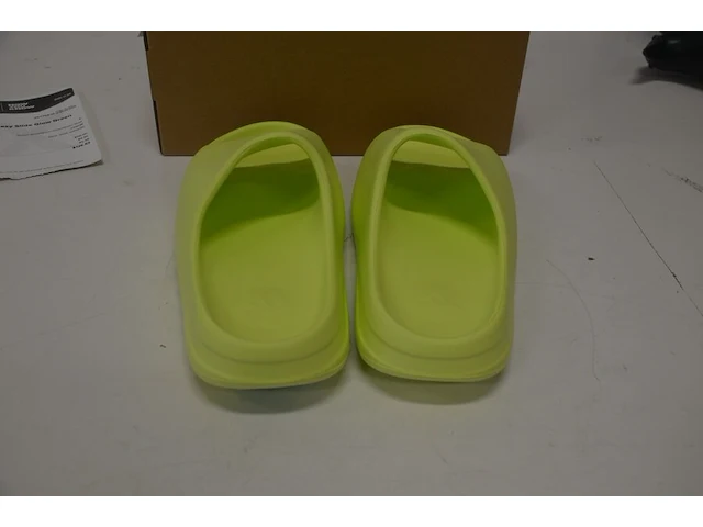 Adidas yeezy slide glow green maat 42,5 nieuw in doos (2) - afbeelding 6 van  10
