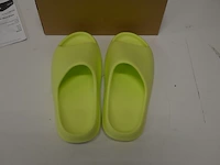 Adidas yeezy slide glow green maat 42,5 nieuw in doos (2) - afbeelding 7 van  10