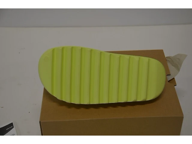 Adidas yeezy slide glow green maat 42,5 nieuw in doos (2) - afbeelding 9 van  10