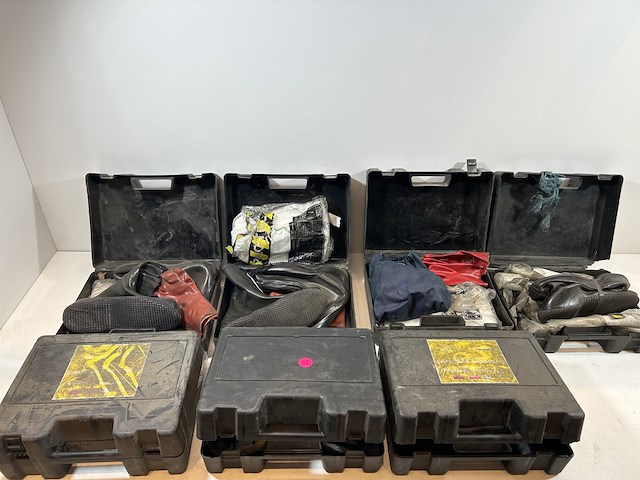 Adr koffers met diverse veiligheidsuitrusting - afbeelding 1 van  7