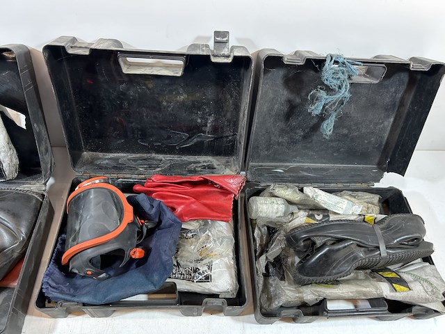 Adr koffers met diverse veiligheidsuitrusting - afbeelding 2 van  7