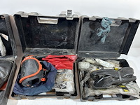 Adr koffers met diverse veiligheidsuitrusting - afbeelding 2 van  7