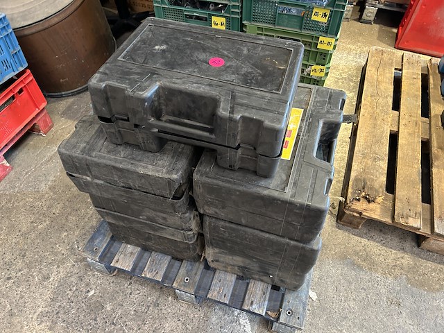 Adr koffers met diverse veiligheidsuitrusting - afbeelding 3 van  7