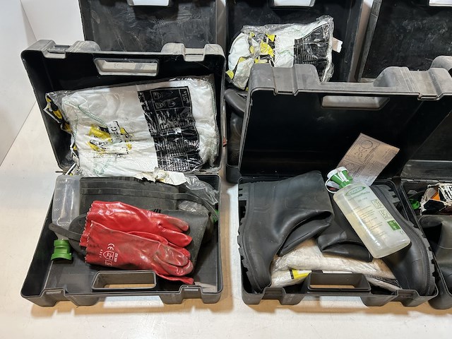 Adr koffers met diverse veiligheidsuitrusting - afbeelding 6 van  7