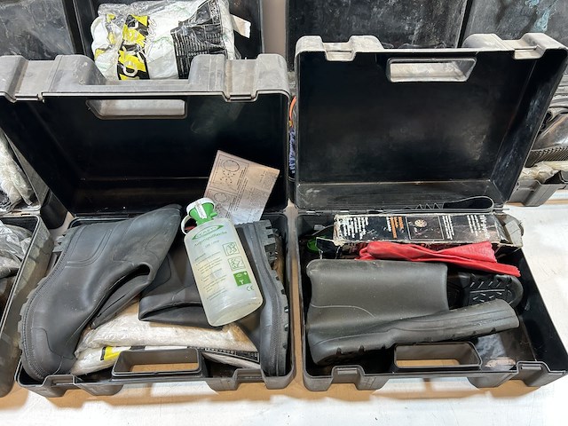 Adr koffers met diverse veiligheidsuitrusting - afbeelding 7 van  7