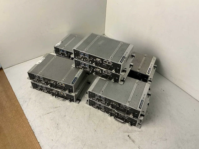 Advantech ark-1550 industriële fanless embedded box pc (10x) - afbeelding 1 van  4