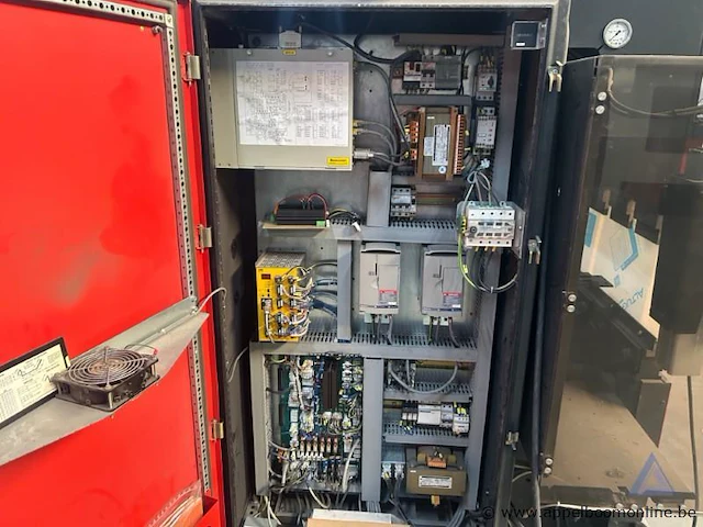 Afkantpers amada hft 100-3, bouwjaar 2004, met een maximale perskracht van 1000 kn en een slag van 200 mm. voorzien van een 400 v, 3-fasen aansluiting en fiessler elektronik akas ii laserbeveiliging. - afbeelding 3 van  13