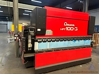 Afkantpers amada hft 100-3, bouwjaar 2004, met een maximale perskracht van 1000 kn en een slag van 200 mm. voorzien van een 400 v, 3-fasen aansluiting en fiessler elektronik akas ii laserbeveiliging.