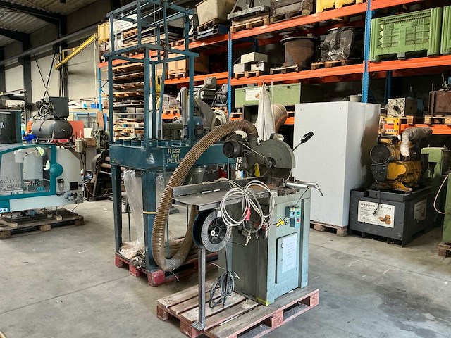 Afkortcirkelzaagmachine + afzuigsysteem - afbeelding 1 van  3